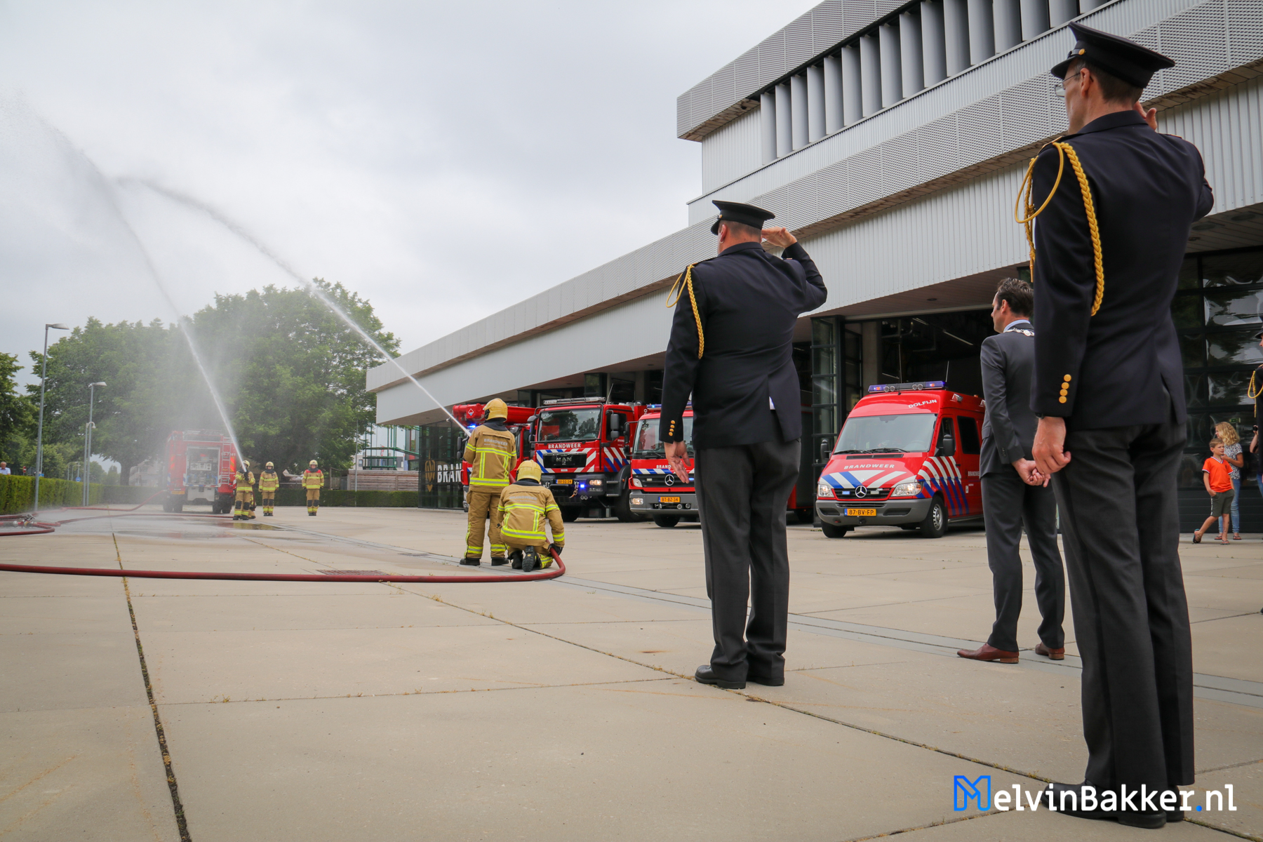 Dank voor impressie @MelvinBakker van jaarlijkse herdenking Brandweer Harderwijk van omgekomen brandweermannen als Erik Timmer en Harm Foppen met ereteken.